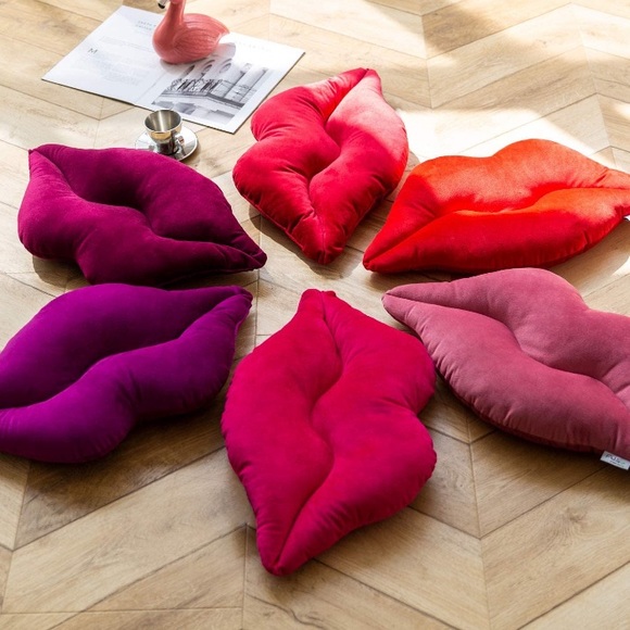 - PURPLE VELVET 👄 LIPS HOME ESSENTIAL PILLOW *NEW*
